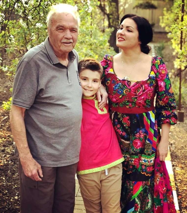 Кубанская красавица: Анна Нетребко приехала в гости к отцу