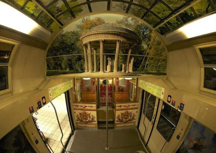Необыкновенной красоты поезд Париж-Версаль