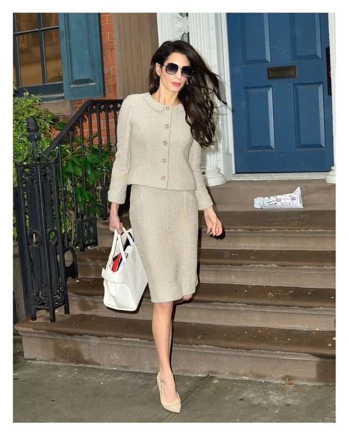 «Классика всегда беспроигрышна»: Амаль Клуни вышла в строгом твидовом костюме