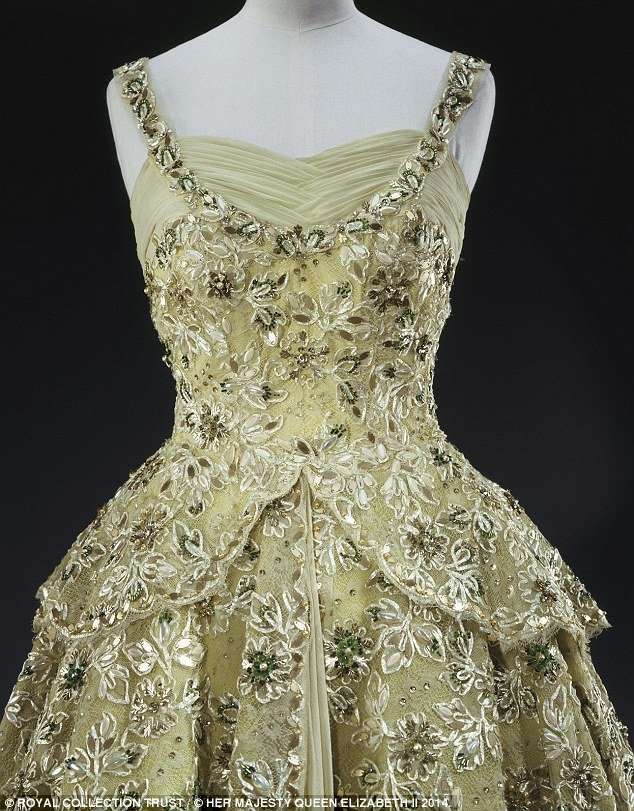 К юбилею Елизаветы II организуют выставки ее платьев