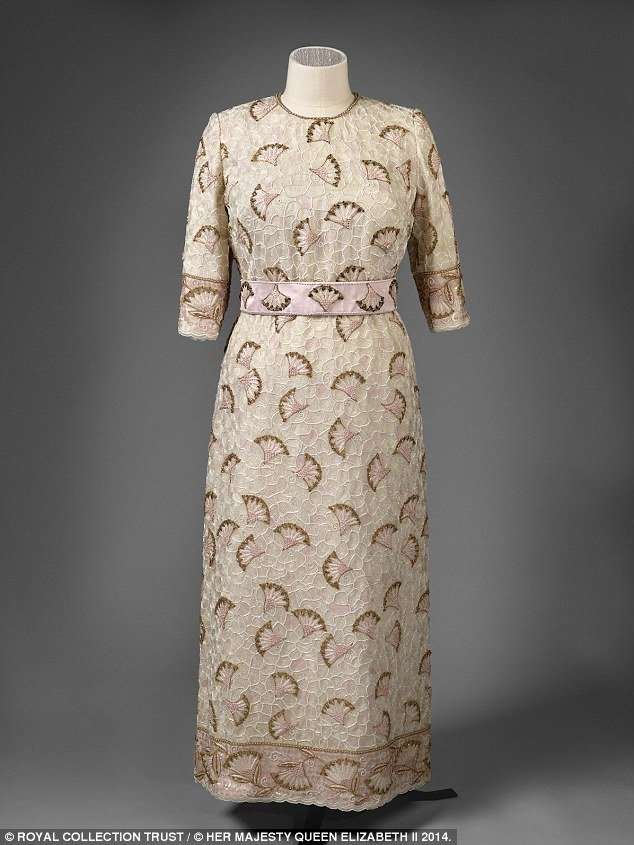 К юбилею Елизаветы II организуют выставки ее платьев