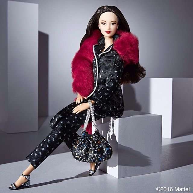 Обновленная Барби подобрала модный гардероб