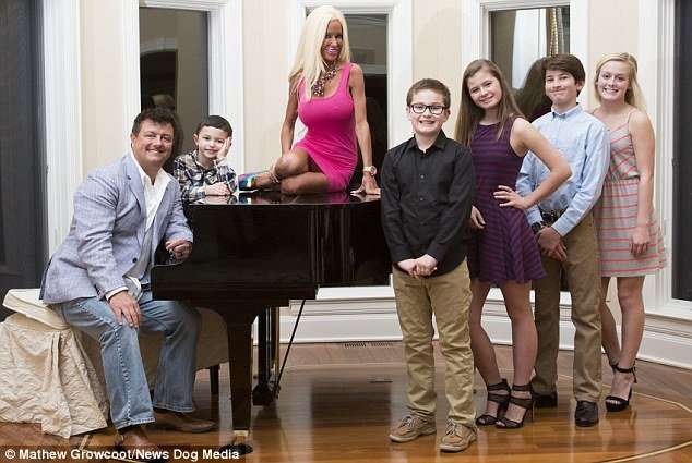 Мать пятерых детей потратила $500 тысяч, чтобы стать Барби
