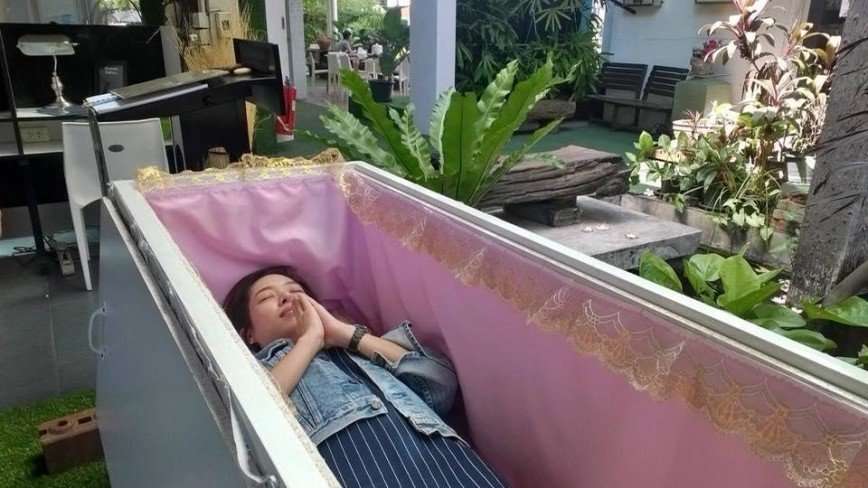 «Я бы не залез!»: в Таиланде посетителям кафе предлагают полежать в гробу 