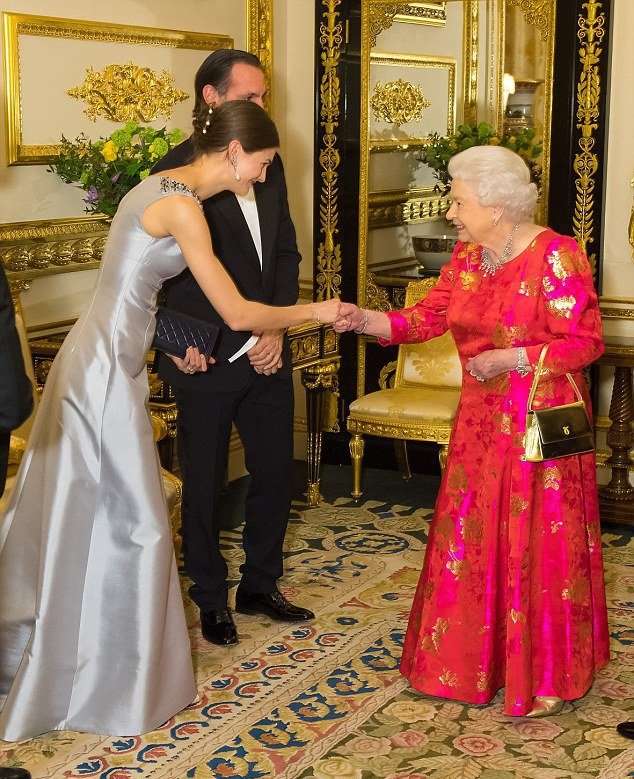«Потрясающая в любом возрасте»: 91-летняя Елизавета II блеснула на приеме в Виндзорском дворце