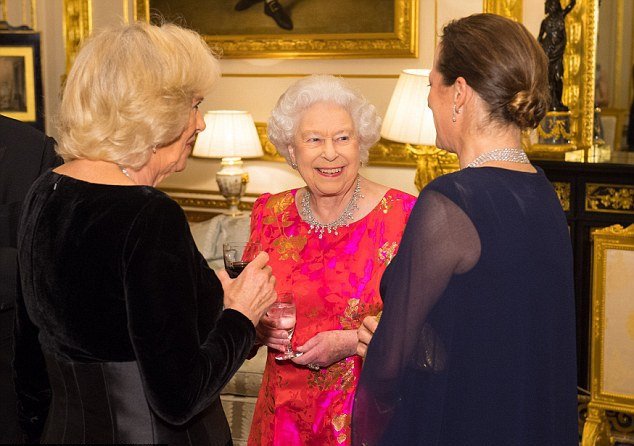 «Потрясающая в любом возрасте»: 91-летняя Елизавета II блеснула на приеме в Виндзорском дворце
