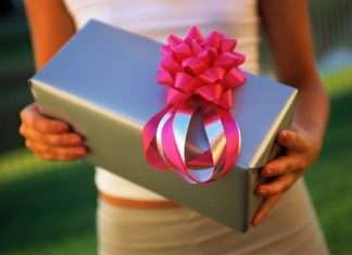 Як зробити оригінальний подарунок на весілля?