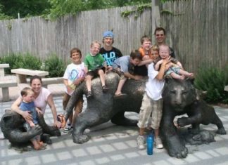 Американська сімя з 13-ма синами чекає ще однієї дитини.