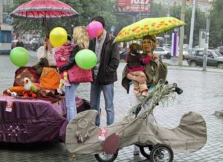 Парад детских колясок.