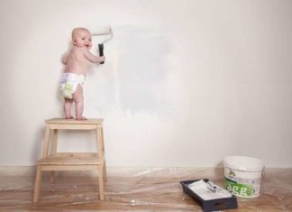 Батько фотографує свою дочку в самих неймовірних ситуаціях.