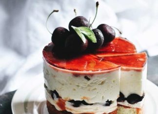 Легкий літній торт з черешнею.