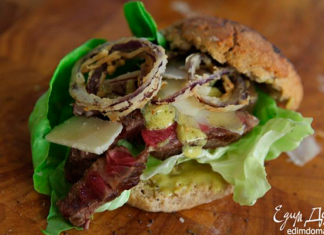 Телятина з білому вині з морквою, селерою і помідорами.