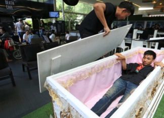 «Я б не заліз!»: у Таїланді відвідувачам кафе пропонують полежати в труні.