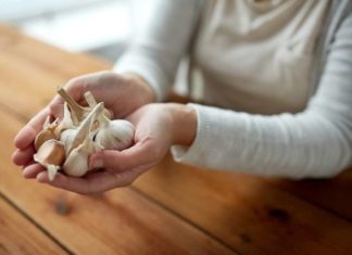 Деякі росіяни носять взимку кулони з часником.