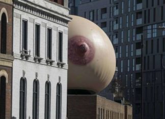 Гігантська груди в підтримку публічного годування.