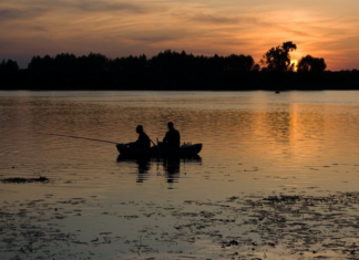 Чоловік навчає сина принижувати жінок.