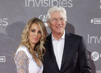 У коханої Річарда Гіра розглянули обручку.