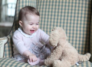 Кейт Міддлтон показала нові фото піврічної принцеси Шарлотти.