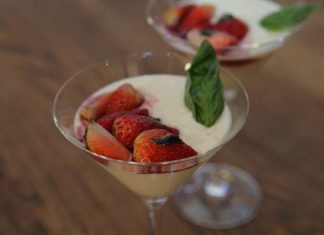 Вершковий десерт з полуницею та базиліком.