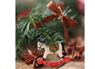 Прикраси для ялинки в рік коня — іграшки з дерева або соломи.