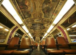 Незвичайної краси поїзд Париж-Версаль.