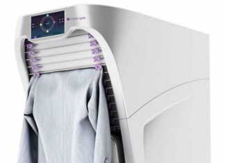 Машинка, складається речі за вас.