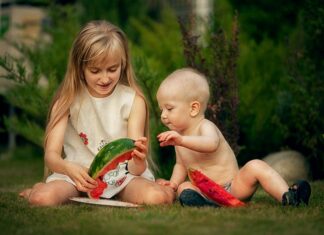 Чоловік приводить в будинок дітей від колишньої дружини.