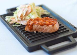 Барбекю з сьомги з яблучно-капустяним салатом.