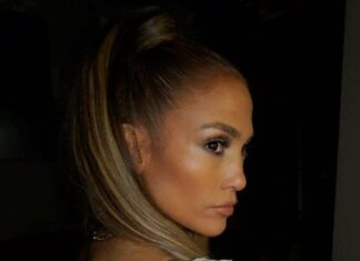 Увага, гаряче: 49-річна Дженніфер Лопес показала фігуру в крихітному купальнику.