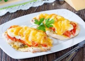 М’ясо в духовці з картоплею, помідорами і сиром