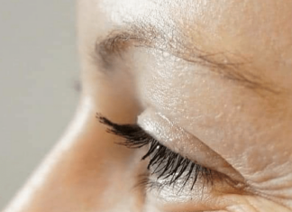 3 способи неправильного нанесення крему для шкіри навколо очей