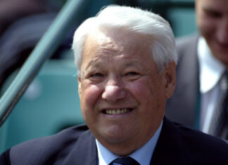 “діра в двері і протікає дах”: що відомо про квартиру, в якій жив єльцин