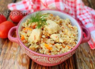 Пшенична каша з курячим філе і помідором