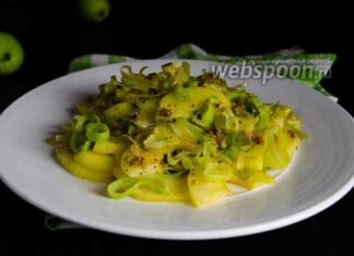 Смажені яблука з цибулею