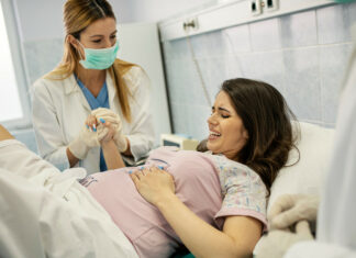 “я змогла з цим впоратися”: багатодітна мати втратила обидві ноги під час восьмих пологів