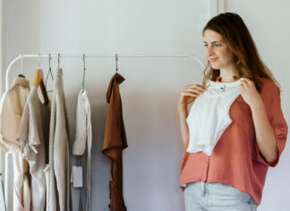 З чоловічих гардеробів в жіночі: історія спокусливого кроп-топа