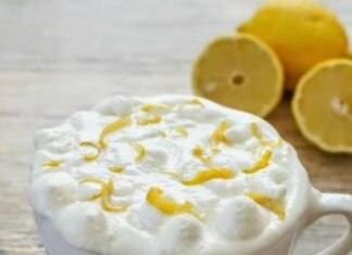 Лимонний пиріг в гуртку з мікрохвильовки.