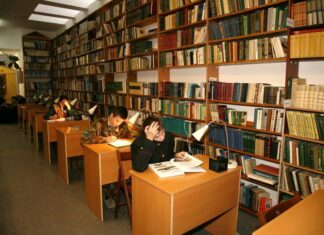 У цій школі дітей вчать не тільки наукам, але і фізичній праці.