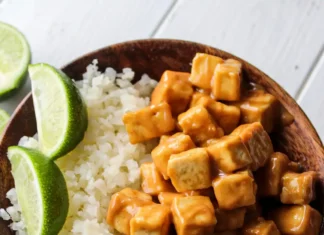 Хрустящий Арахисовый Танец: Тофу и Цветная Капуста в Сладко-Пикантном Бallets