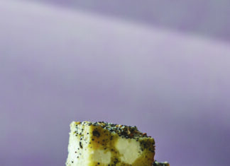 Хрустящая симфония вкусов: Бубликовый хлеб с сыром и каперсами – мечта для гурманов