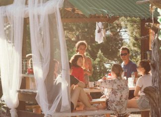 День відвідування елітних літніх таборів: коли турбота про дітей перетворюється на змагання в розкоші