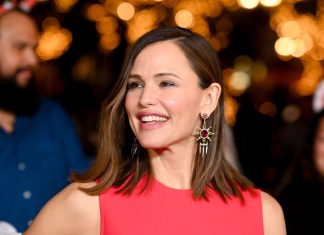 Дженніфер Гарнер розпалила чутки про заручини з Джоном Міллером під час скромної прогулянки по Лос-Анджелесу