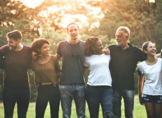 Запрошувати незнайомців в Божу сім’ю