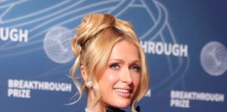 Син Парижа Хілтон Фенікс подарував найсолодший подарунок одному з друзів матері у чарівному новому відео