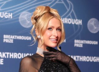 Син Парижа Хілтон Фенікс подарував найсолодший подарунок одному з друзів матері у чарівному новому відео