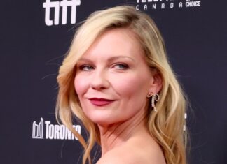 Кірстен Данст в цьому повітряній сукні в стилі русалочки з глибоким вирізом демонструє сміливу моду на всі 180 градусів