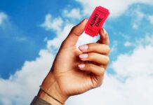 Самотні жінки процвітатимуть у 2025 році. Експерти пояснюють, що насправді викликає їхню радість.