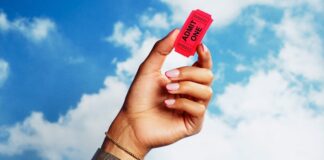 Самотні жінки процвітатимуть у 2025 році. Експерти пояснюють, що насправді викликає їхню радість.