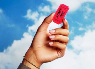 Самотні жінки процвітатимуть у 2025 році. Експерти пояснюють, що насправді викликає їхню радість.