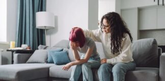 Психологи кажуть, що звички виховання дітей можуть бути причиною труднощів у дорослому віці, і що робити замість цього.